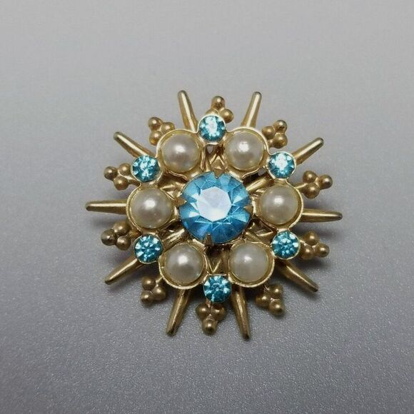 Vintage Blue and Faux Pearl Rhinestone Brooch, Gold Tone Radiant Starburst Pin - Picture 5 of 6